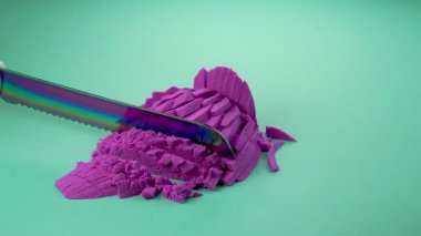 Çok tatmin edici ve rahatlatıcı Kinetik Kum ASMR videosu. Stres önleyici makroyu renkli Kinetik Kumu bıçakla kapatmak. ASMR sesleri.