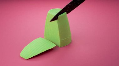 Çok tatmin edici ve rahatlatıcı Kinetik Kum ASMR videosu. Stres önleyici makroyu renkli Kinetik Kumu bıçakla kapatmak. ASMR sesleri.