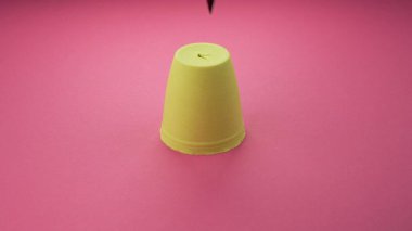 Çok tatmin edici ve rahatlatıcı Kinetik Kum ASMR videosu. Stres önleyici makroyu renkli Kinetik Kumu bıçakla kapatmak. ASMR sesleri.