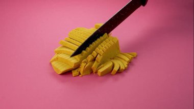 Çok tatmin edici ve rahatlatıcı Kinetik Kum ASMR videosu. Stres önleyici makroyu renkli Kinetik Kumu bıçakla kapatmak. ASMR sesleri.