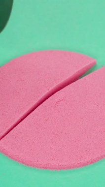 Çok tatmin edici ve rahatlatıcı Kinetik Kum ASMR videosu. Stres önleyici makroyu renkli Kinetik Kumu bıçakla kapatmak. ASMR sesleri.