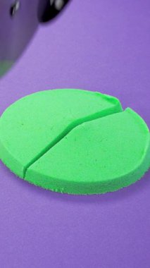 Çok tatmin edici ve rahatlatıcı Kinetik Kum ASMR videosu. Stres önleyici makroyu renkli Kinetik Kumu bıçakla kapatmak. ASMR sesleri.