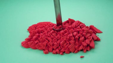 Çok tatmin edici ve rahatlatıcı Kinetik Kum ASMR videosu. Stres önleyici makroyu renkli Kinetik Kumu bıçakla kapatmak. ASMR sesleri.