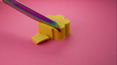 Çok tatmin edici ve rahatlatıcı Kinetik Kum ASMR videosu. Stres önleyici makroyu renkli Kinetik Kumu bıçakla kapatmak. ASMR sesleri.