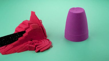 Çok tatmin edici ve rahatlatıcı Kinetik Kum ASMR videosu. Stres önleyici makroyu renkli Kinetik Kumu bıçakla kapatmak. ASMR sesleri.