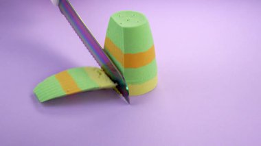 Çok tatmin edici ve rahatlatıcı Kinetik Kum ASMR videosu. Stres önleyici makroyu renkli Kinetik Kumu bıçakla kapatmak. ASMR sesleri.