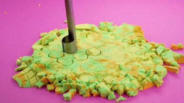 Çok tatmin edici ve rahatlatıcı Kinetik Kum ASMR videosu. Stres önleyici makroyu renkli Kinetik Kumu bıçakla kapatmak. ASMR sesleri.