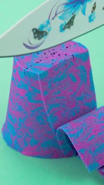 Çok tatmin edici ve rahatlatıcı Kinetik Kum ASMR videosu. Stres önleyici makroyu renkli Kinetik Kumu bıçakla kapatmak. ASMR sesleri.