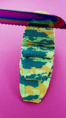 Çok tatmin edici ve rahatlatıcı Kinetik Kum ASMR videosu. Stres önleyici makroyu renkli Kinetik Kumu bıçakla kapatmak. ASMR sesleri.