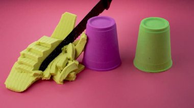 Çok tatmin edici ve rahatlatıcı Kinetik Kum ASMR videosu. Stres önleyici makroyu renkli Kinetik Kumu bıçakla kapatmak. ASMR sesleri.