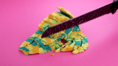 Çok tatmin edici ve rahatlatıcı Kinetik Kum ASMR videosu. Stres önleyici makroyu renkli Kinetik Kumu bıçakla kapatmak. ASMR sesleri.