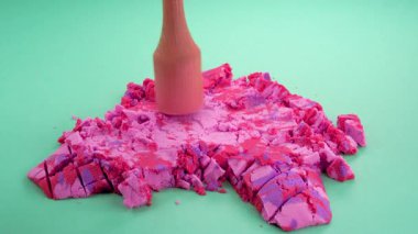 Çok tatmin edici ve rahatlatıcı Kinetik Kum ASMR videosu. Stres önleyici makroyu renkli Kinetik Kumu bıçakla kapatmak. ASMR sesleri.