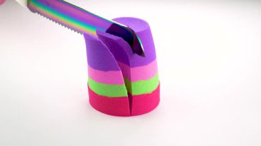 Çok tatmin edici ve rahatlatıcı Kinetik Kum ASMR videosu. Stres önleyici makroyu renkli Kinetik Kumu bıçakla kapatmak. ASMR sesleri.