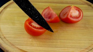 Çok tatmin edici ve rahatlatıcı bir domates ASMR videosu. Bıçakla anti-stres makro yakın plan renkli domatesleri kesmek. ASMR sesleri.