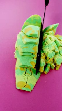 Çok tatmin edici ve rahatlatıcı Kinetik Kum ASMR videosu. Stres önleyici makroyu renkli Kinetik Kumu bıçakla kapatmak. ASMR sesleri.