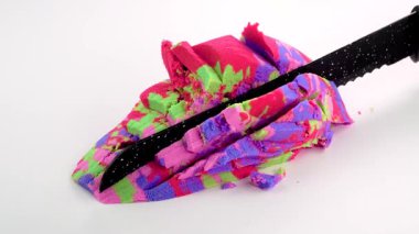 Çok tatmin edici ve rahatlatıcı Kinetik Kum ASMR videosu. Stres önleyici makroyu renkli Kinetik Kumu bıçakla kapatmak. ASMR sesleri.