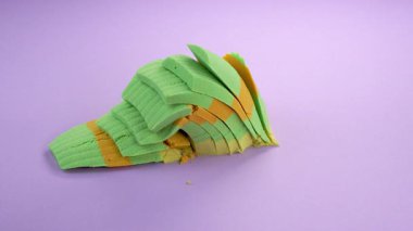 Çok tatmin edici ve rahatlatıcı Kinetik Kum ASMR videosu. Stres önleyici makroyu renkli Kinetik Kumu bıçakla kapatmak. ASMR sesleri.