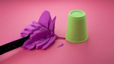 Çok tatmin edici ve rahatlatıcı Kinetik Kum ASMR videosu. Stres önleyici makroyu renkli Kinetik Kumu bıçakla kapatmak. ASMR sesleri.