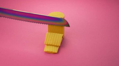 Çok tatmin edici ve rahatlatıcı Kinetik Kum ASMR videosu. Stres önleyici makroyu renkli Kinetik Kumu bıçakla kapatmak. ASMR sesleri.