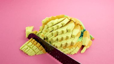 Çok tatmin edici ve rahatlatıcı Kinetik Kum ASMR videosu. Stres önleyici makroyu renkli Kinetik Kumu bıçakla kapatmak. ASMR sesleri.