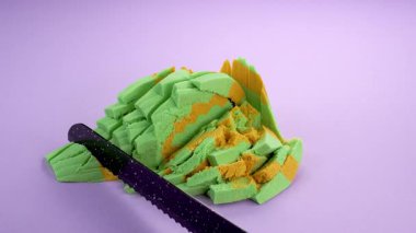 Çok tatmin edici ve rahatlatıcı Kinetik Kum ASMR videosu. Stres önleyici makroyu renkli Kinetik Kumu bıçakla kapatmak. ASMR sesleri.