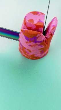 Çok tatmin edici ve rahatlatıcı Kinetik Kum ASMR videosu. Stres önleyici makroyu renkli Kinetik Kumu bıçakla kapatmak. ASMR sesleri.