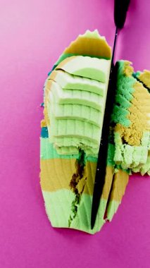 Çok tatmin edici ve rahatlatıcı Kinetik Kum ASMR videosu. Stres önleyici makroyu renkli Kinetik Kumu bıçakla kapatmak. ASMR sesleri.