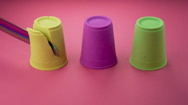 Çok tatmin edici ve rahatlatıcı Kinetik Kum ASMR videosu. Stres önleyici makroyu renkli Kinetik Kumu bıçakla kapatmak. ASMR sesleri.