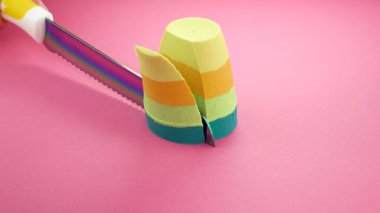 Çok tatmin edici ve rahatlatıcı Kinetik Kum ASMR videosu. Stres önleyici makroyu renkli Kinetik Kumu bıçakla kapatmak. ASMR sesleri.