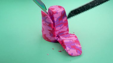 Çok tatmin edici ve rahatlatıcı Kinetik Kum ASMR videosu. Stres önleyici makroyu renkli Kinetik Kumu bıçakla kapatmak. ASMR sesleri.