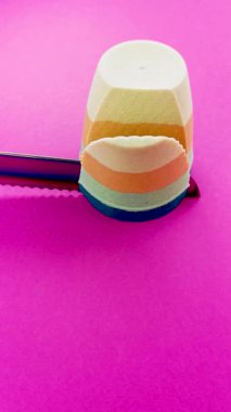 Çok tatmin edici ve rahatlatıcı Kinetik Kum ASMR videosu. Stres önleyici makroyu renkli Kinetik Kumu bıçakla kapatmak. ASMR sesleri.