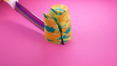 Çok tatmin edici ve rahatlatıcı Kinetik Kum ASMR videosu. Stres önleyici makroyu renkli Kinetik Kumu bıçakla kapatmak. ASMR sesleri.