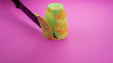 Çok tatmin edici ve rahatlatıcı Kinetik Kum ASMR videosu. Stres önleyici makroyu renkli Kinetik Kumu bıçakla kapatmak. ASMR sesleri.