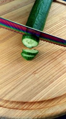 Çok tatmin edici ve rahatlatıcı Salatalık ASMR videosu. Stres önleyici makroyu bıçakla yakın plan renkli salatalıkla kesmek. ASMR sesleri.