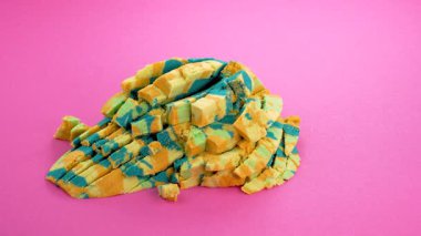 Çok tatmin edici ve rahatlatıcı Kinetik Kum ASMR videosu. Stres önleyici makroyu renkli Kinetik Kumu bıçakla kapatmak. ASMR sesleri.