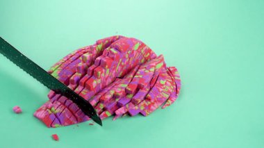 Çok tatmin edici ve rahatlatıcı Kinetik Kum ASMR videosu. Stres önleyici makroyu renkli Kinetik Kumu bıçakla kapatmak. ASMR sesleri.