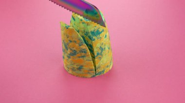 Çok tatmin edici ve rahatlatıcı Kinetik Kum ASMR videosu. Stres önleyici makroyu renkli Kinetik Kumu bıçakla kapatmak. ASMR sesleri.