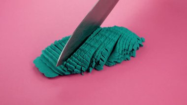 Çok tatmin edici ve rahatlatıcı Kinetik Kum ASMR videosu. Stres önleyici makroyu renkli Kinetik Kumu bıçakla kapatmak. ASMR sesleri.