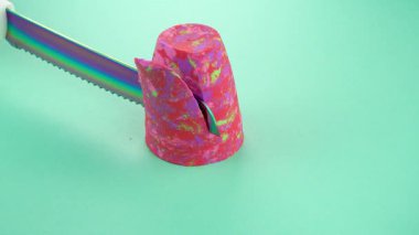 Çok tatmin edici ve rahatlatıcı Kinetik Kum ASMR videosu. Stres önleyici makroyu renkli Kinetik Kumu bıçakla kapatmak. ASMR sesleri.