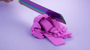 Çok tatmin edici ve rahatlatıcı Kinetik Kum ASMR videosu. Stres önleyici makroyu renkli Kinetik Kumu bıçakla kapatmak. ASMR sesleri.