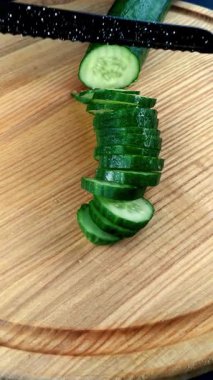 Çok tatmin edici ve rahatlatıcı Salatalık ASMR videosu. Stres önleyici makroyu bıçakla yakın plan renkli salatalıkla kesmek. ASMR sesleri.