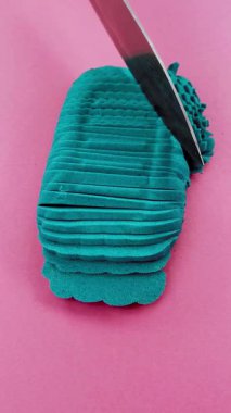 Çok tatmin edici ve rahatlatıcı Kinetik Kum ASMR videosu. Stres önleyici makroyu renkli Kinetik Kumu bıçakla kapatmak. ASMR sesleri.