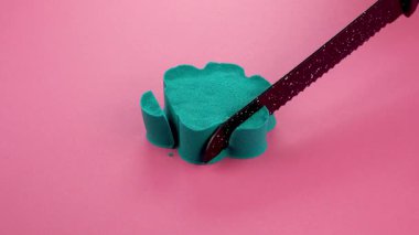 Çok tatmin edici ve rahatlatıcı Kinetik Kum ASMR videosu. Stres önleyici makroyu renkli Kinetik Kumu bıçakla kapatmak. ASMR sesleri.