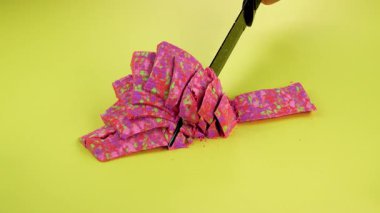 Çok tatmin edici ve rahatlatıcı Kinetik Kum ASMR videosu. Stres önleyici makroyu renkli Kinetik Kumu bıçakla kapatmak. ASMR sesleri.