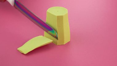 Çok tatmin edici ve rahatlatıcı Kinetik Kum ASMR videosu. Stres önleyici makroyu renkli Kinetik Kumu bıçakla kapatmak. ASMR sesleri.