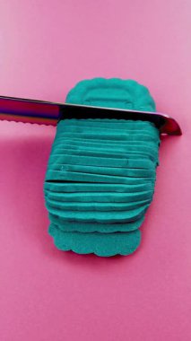 Çok tatmin edici ve rahatlatıcı Kinetik Kum ASMR videosu. Stres önleyici makroyu renkli Kinetik Kumu bıçakla kapatmak. ASMR sesleri.