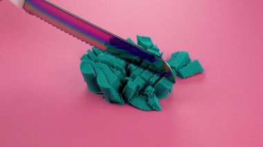 Çok tatmin edici ve rahatlatıcı Kinetik Kum ASMR videosu. Stres önleyici makroyu renkli Kinetik Kumu bıçakla kapatmak. ASMR sesleri.