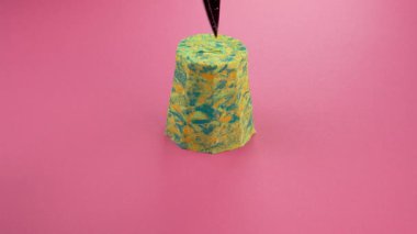 Çok tatmin edici ve rahatlatıcı Kinetik Kum ASMR videosu. Stres önleyici makroyu renkli Kinetik Kumu bıçakla kapatmak. ASMR sesleri.