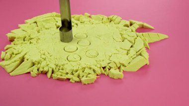 Çok tatmin edici ve rahatlatıcı Kinetik Kum ASMR videosu. Stres önleyici makroyu renkli Kinetik Kumu bıçakla kapatmak. ASMR sesleri.