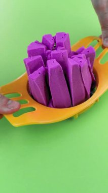 Çok tatmin edici ve rahatlatıcı Kinetik Kum ASMR videosu. Stres önleyici makroyu renkli Kinetik Kumu bıçakla kapatmak. ASMR sesleri.